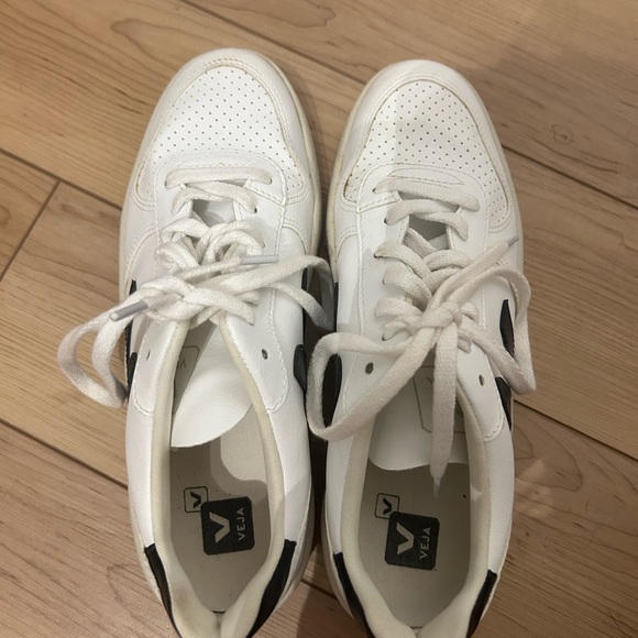 Veja Sneakers
Size Men’s 10 - Picture 4 of 9